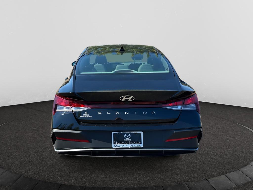 2024 Hyundai Elantra SEL photo 4