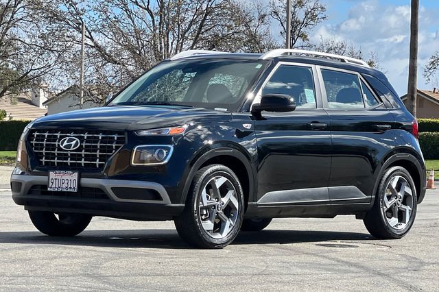 2025 Hyundai Venue SEL photo 3