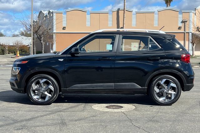 2025 Hyundai Venue SEL photo 6