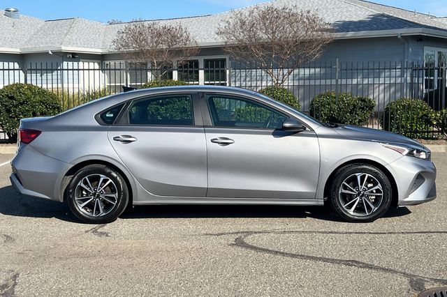 2024 Kia Forte LXS photo 2