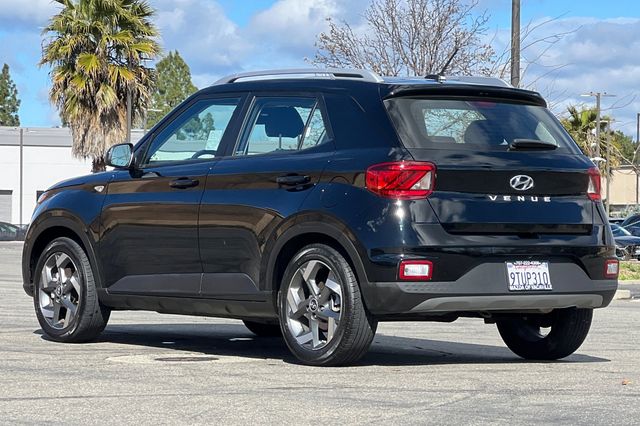 2025 Hyundai Venue SEL photo 5