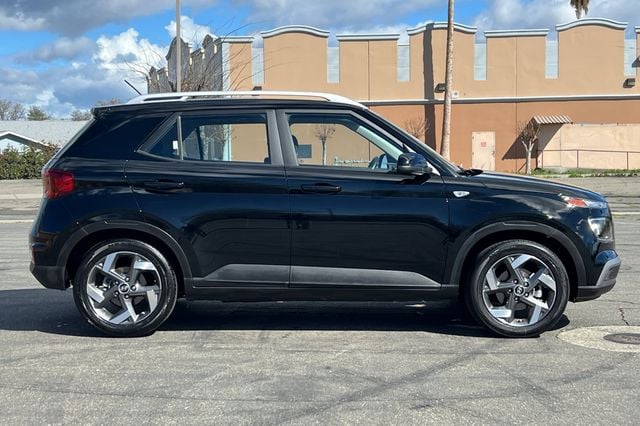 2025 Hyundai Venue SEL photo 2