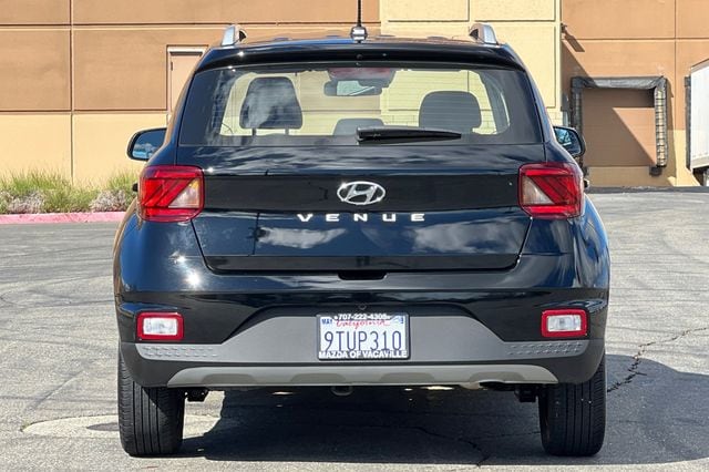 2025 Hyundai Venue SEL photo 4