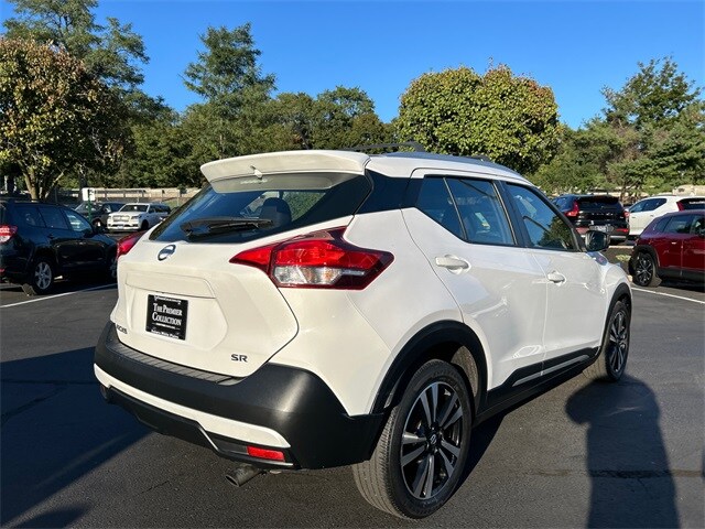 2019 Nissan Kicks SR photo 2