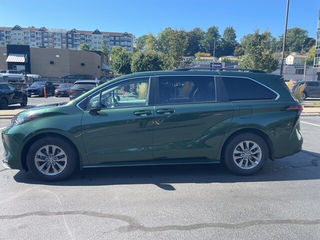 2022 Toyota Sienna LE photo 3