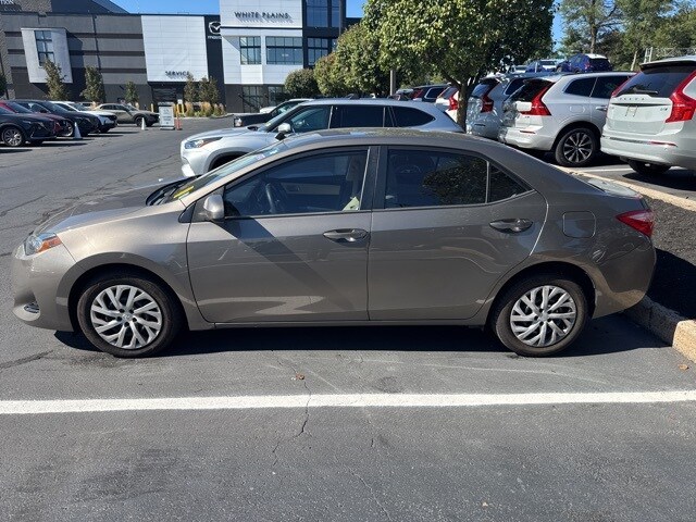 2017 Toyota Corolla L photo 2