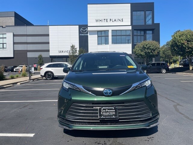 2022 Toyota Sienna LE photo 2