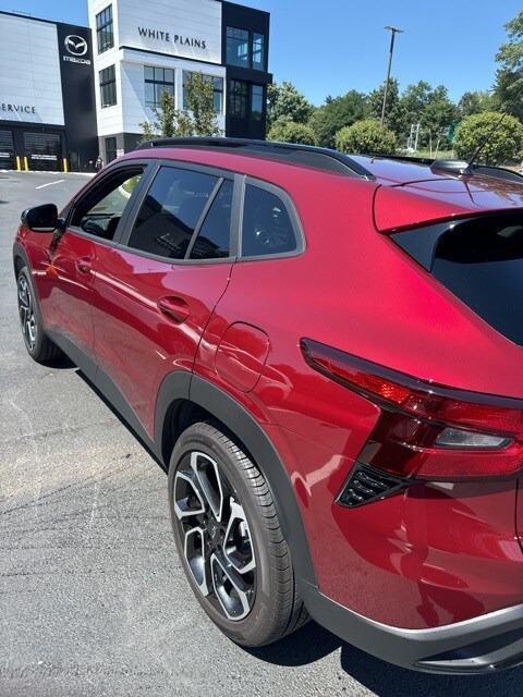 2025 Chevrolet Trax photo 2