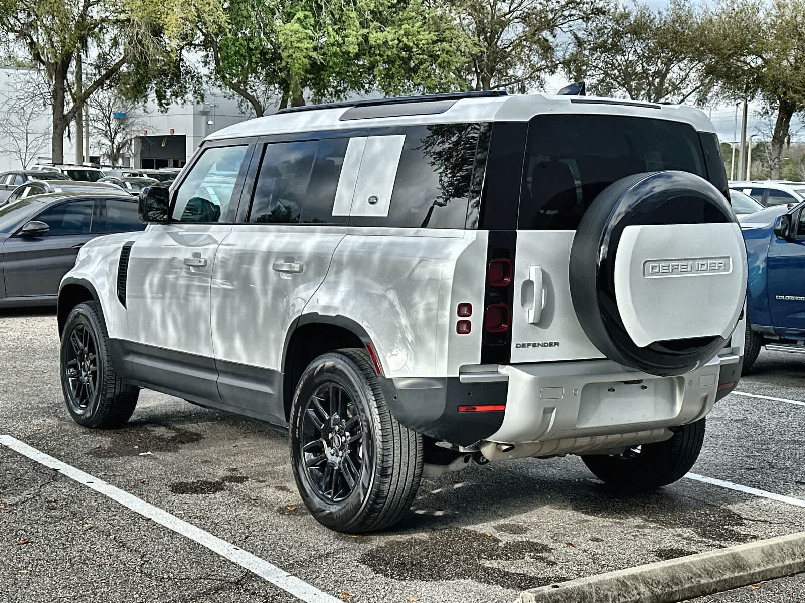 Thumbnail: 2023 Land Rover Defender - 6