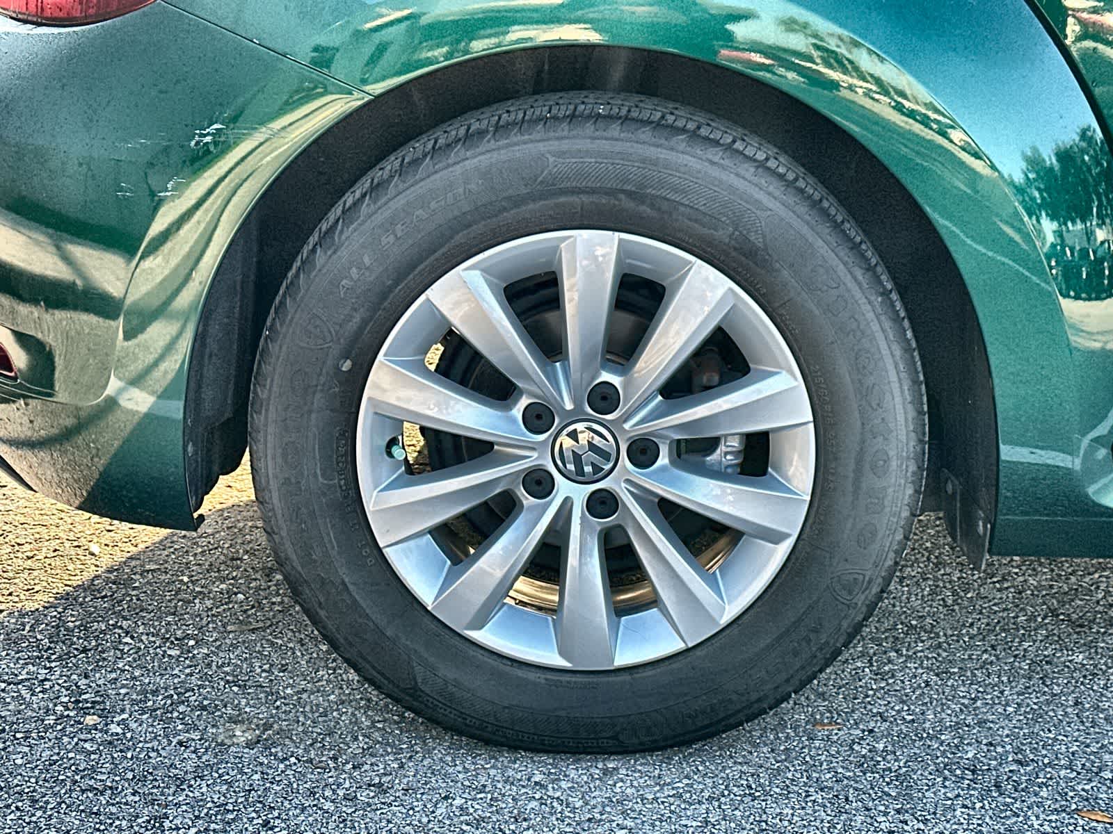 Thumbnail: 2017 Volkswagen Beetle - 8