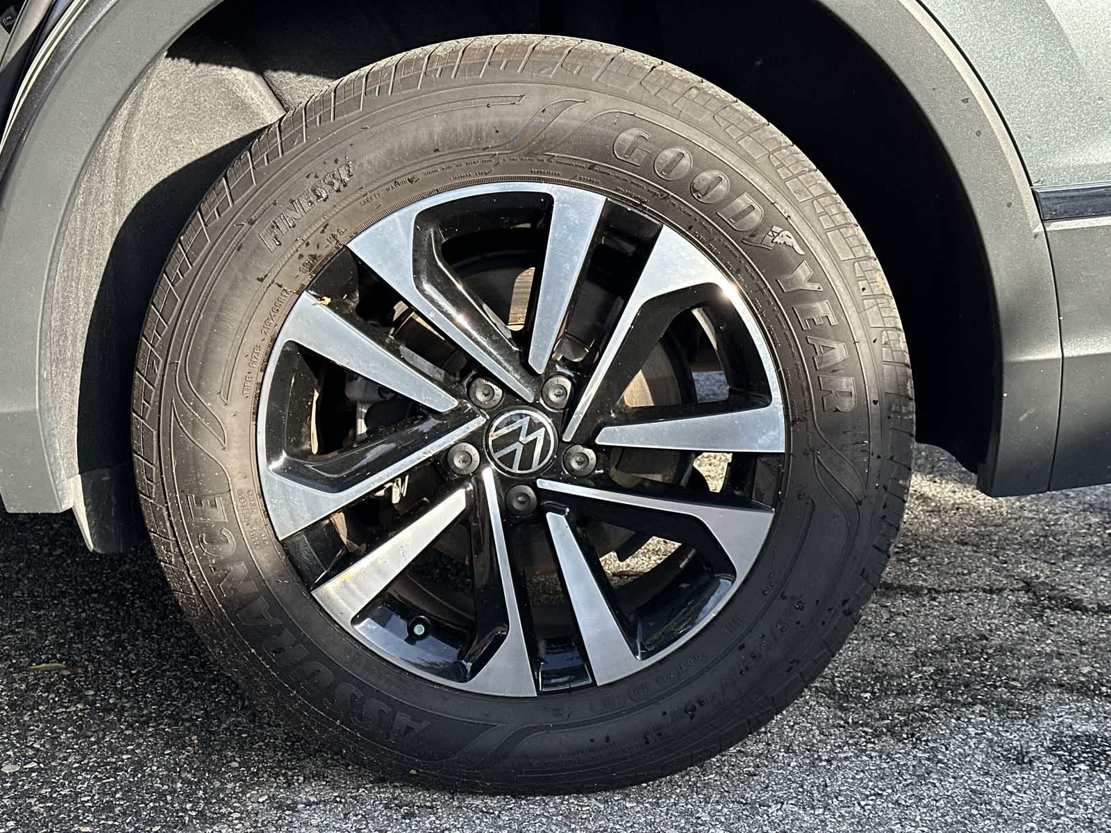 Thumbnail: 2022 Volkswagen Tiguan - 8