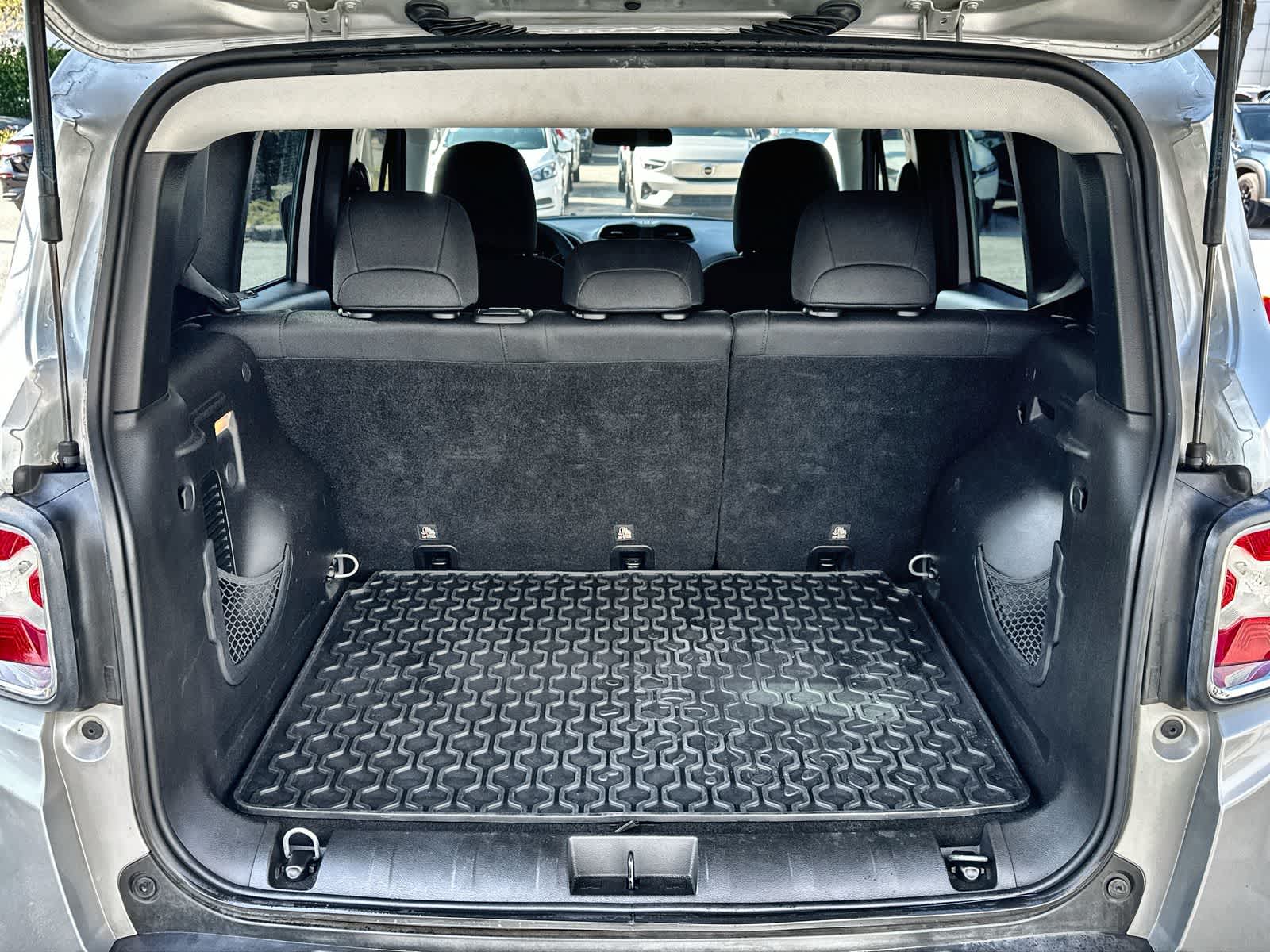 Thumbnail: 2018 Jeep Renegade - 19