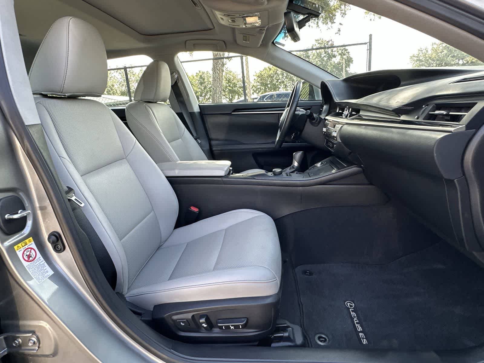 Thumbnail: 2016 Lexus ES - 14
