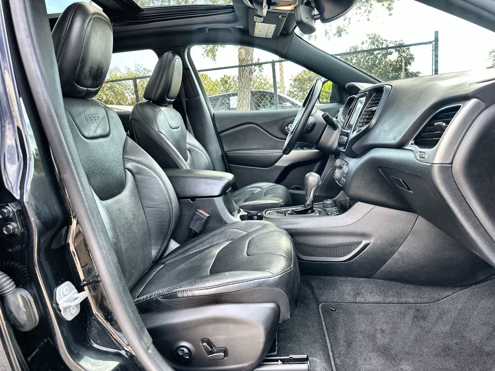 Thumbnail: 2019 Jeep Cherokee - 14