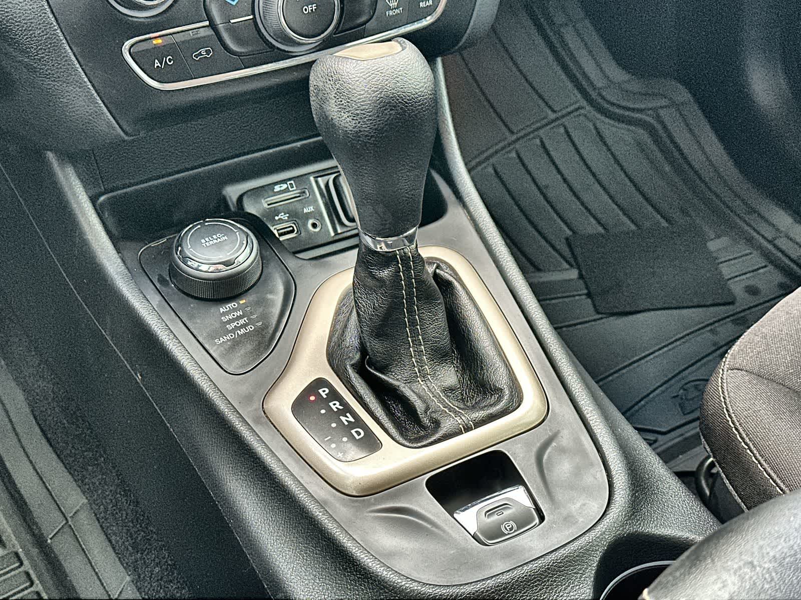 Thumbnail: 2016 Jeep Cherokee - 23