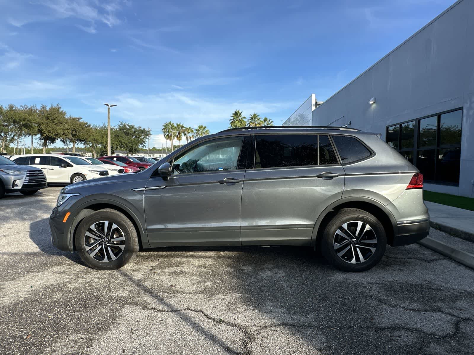 Thumbnail: 2022 Volkswagen Tiguan - 3