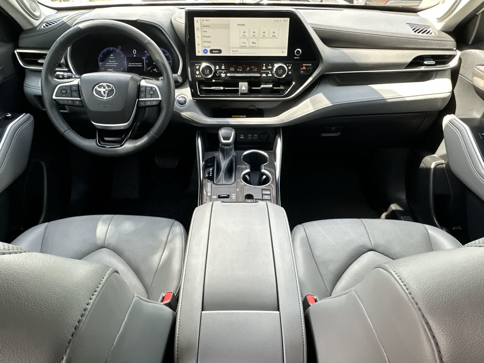 Thumbnail: 2023 Toyota Highlander - 10