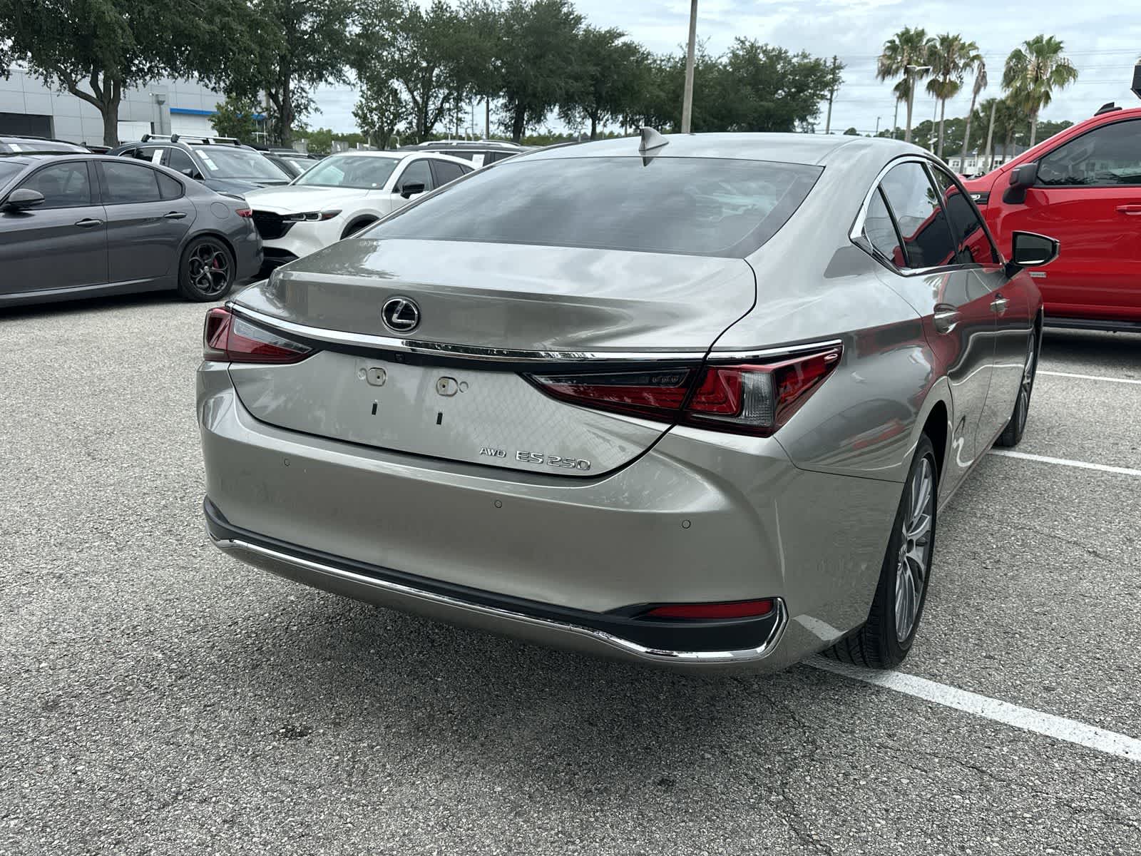 Thumbnail: 2021 Lexus ES - 7