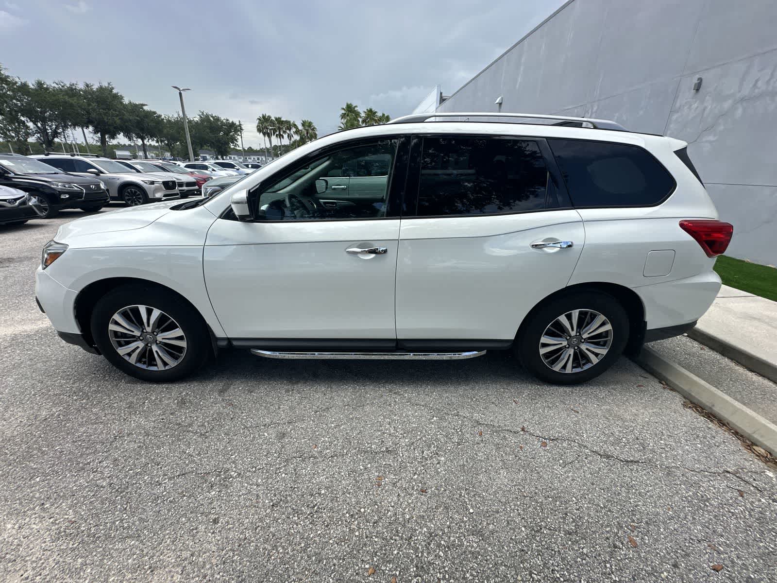 2019 Nissan Pathfinder SL 3