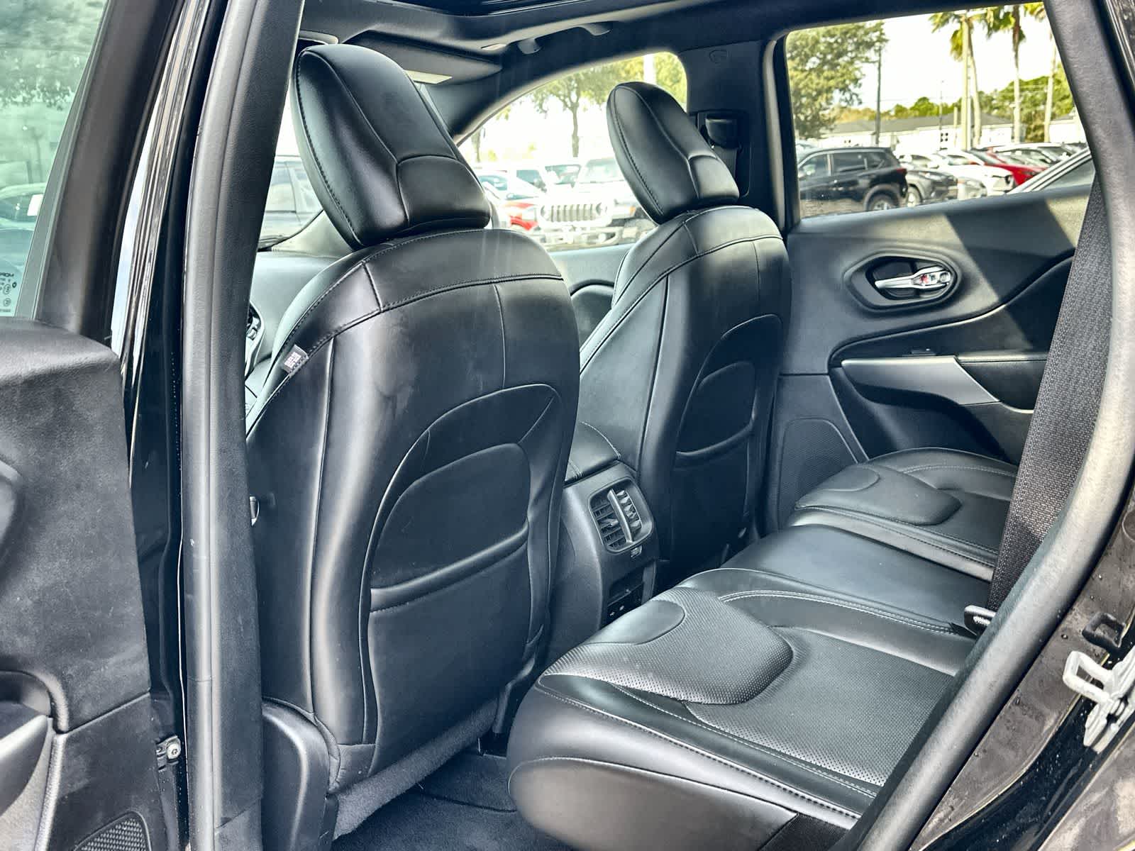 Thumbnail: 2019 Jeep Cherokee - 12