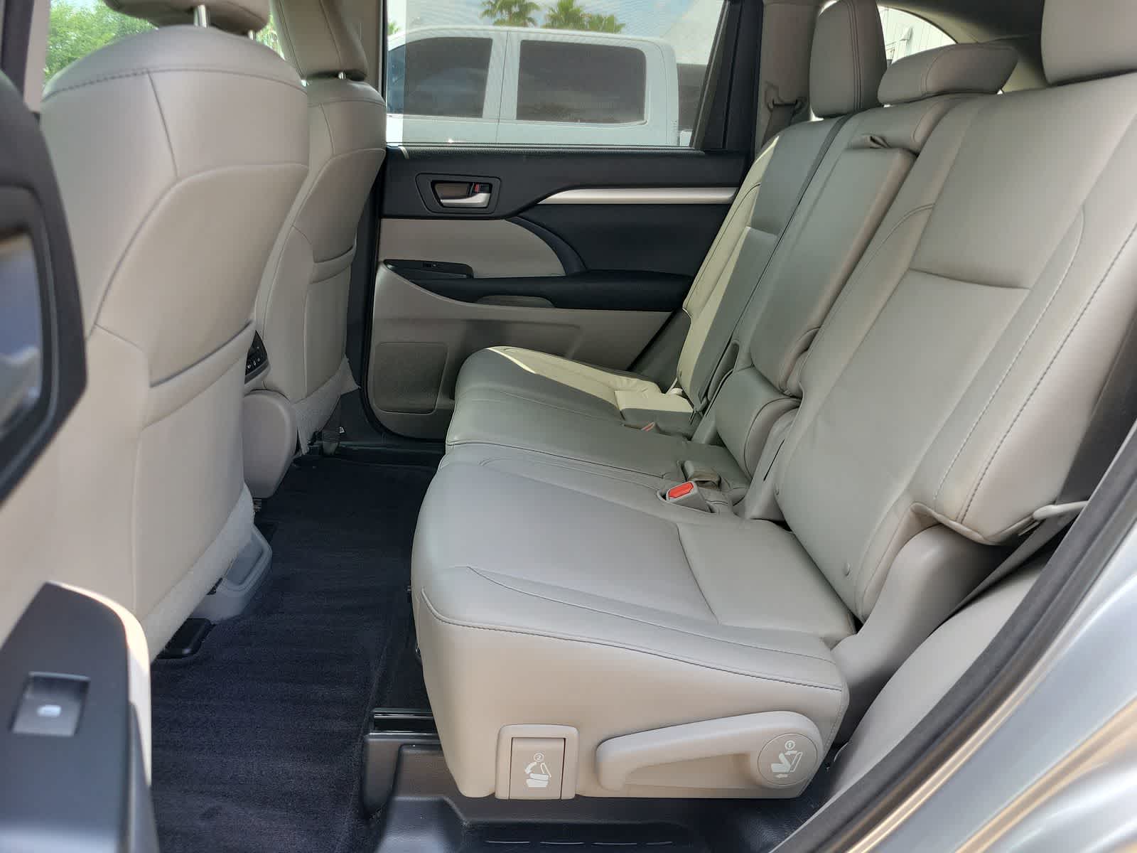 Thumbnail: 2015 Toyota Highlander - 9