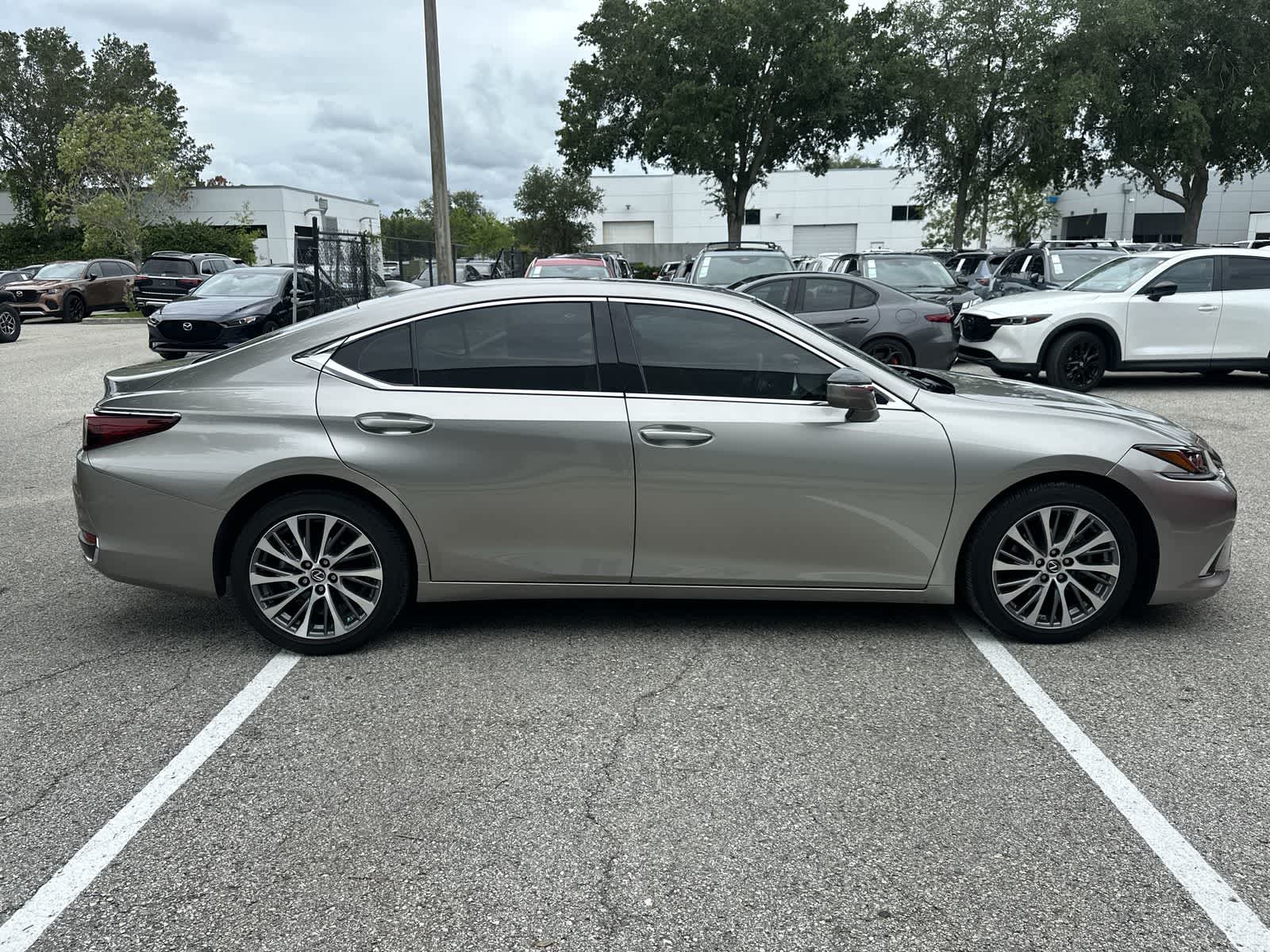 Thumbnail: 2021 Lexus ES - 9