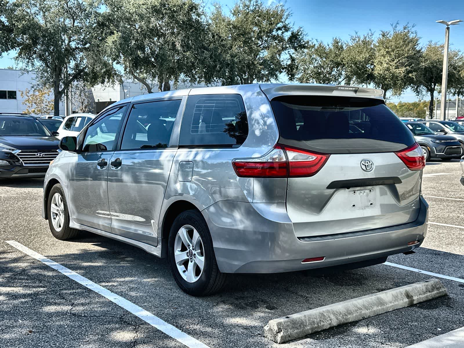 Thumbnail: 2018 Toyota Sienna - 4