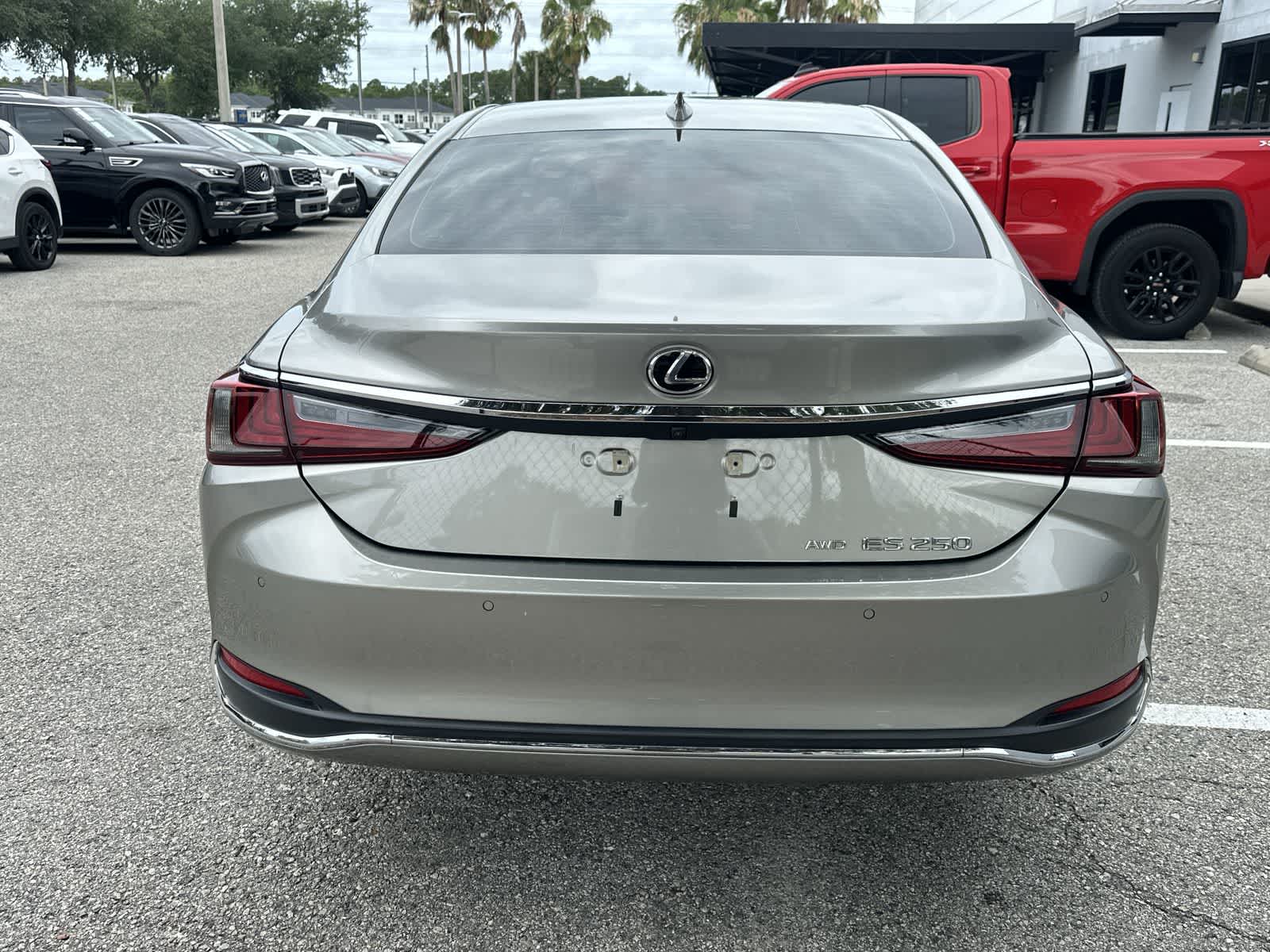 Thumbnail: 2021 Lexus ES - 6