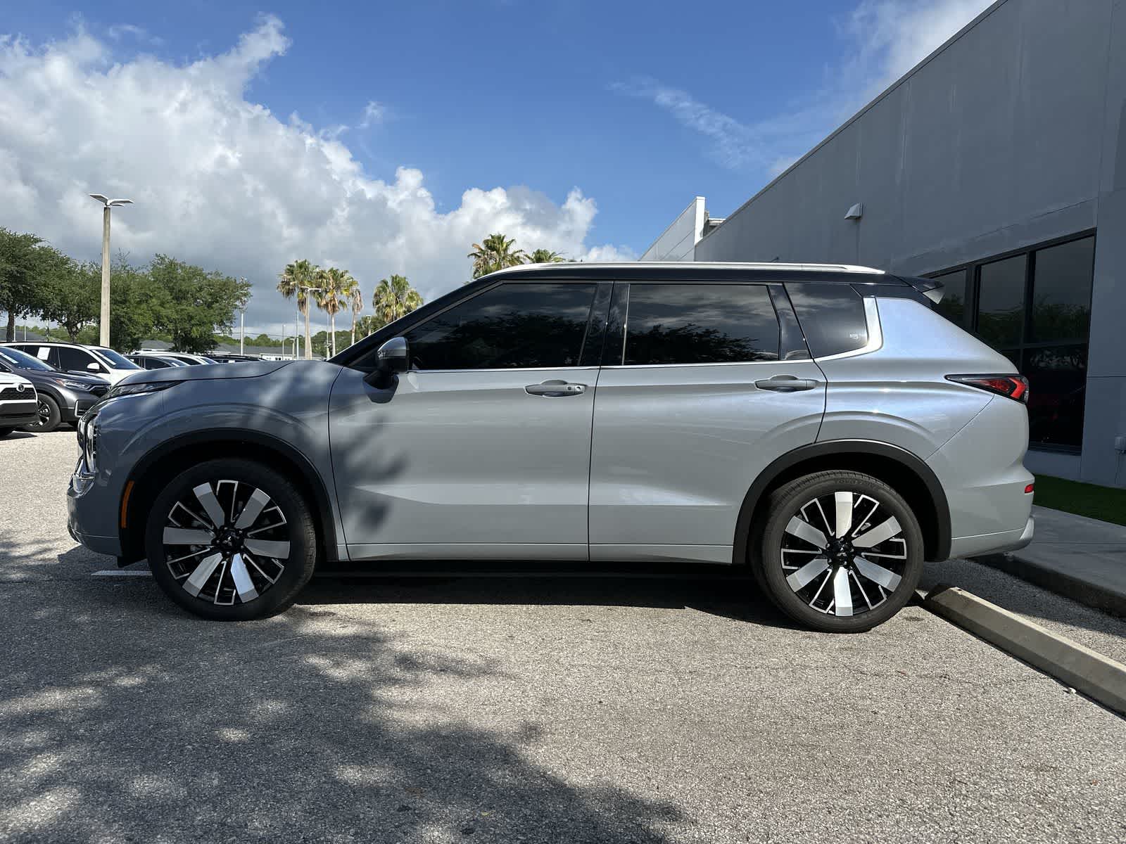 Thumbnail: 2025 Mitsubishi Outlander - 5