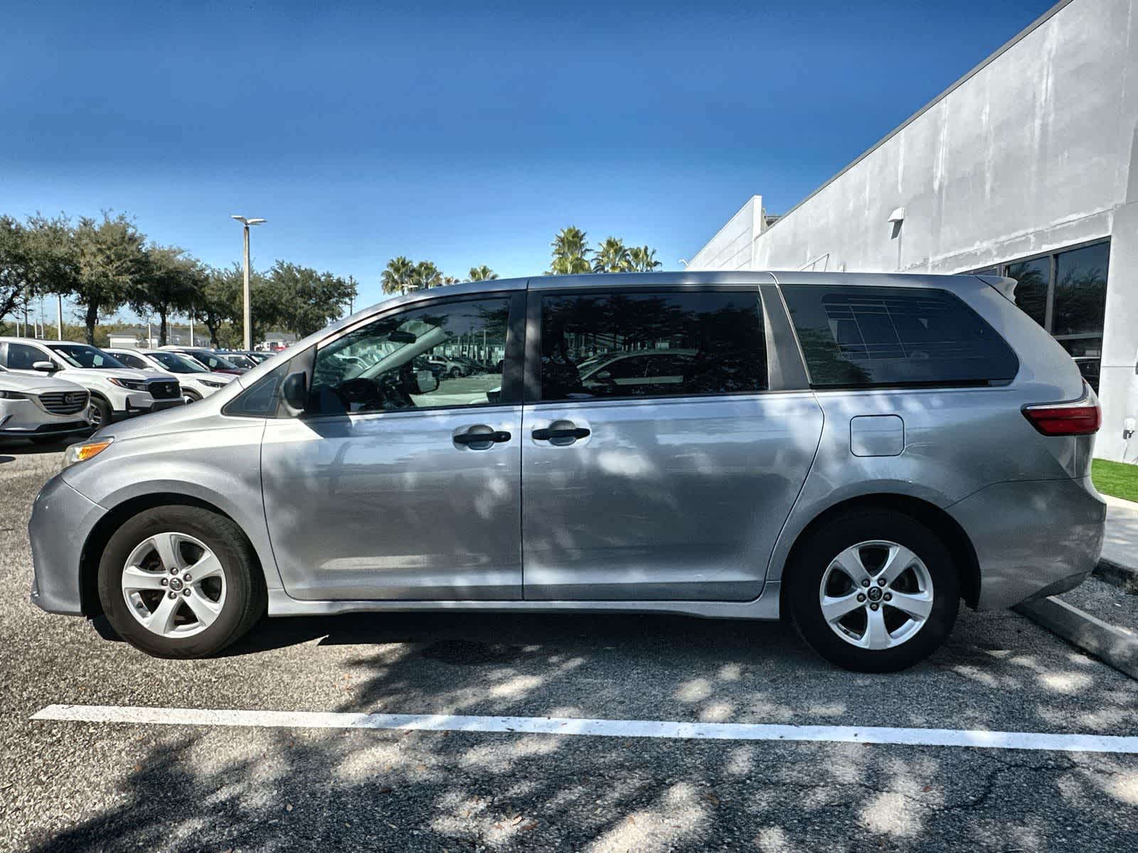 Thumbnail: 2018 Toyota Sienna - 3