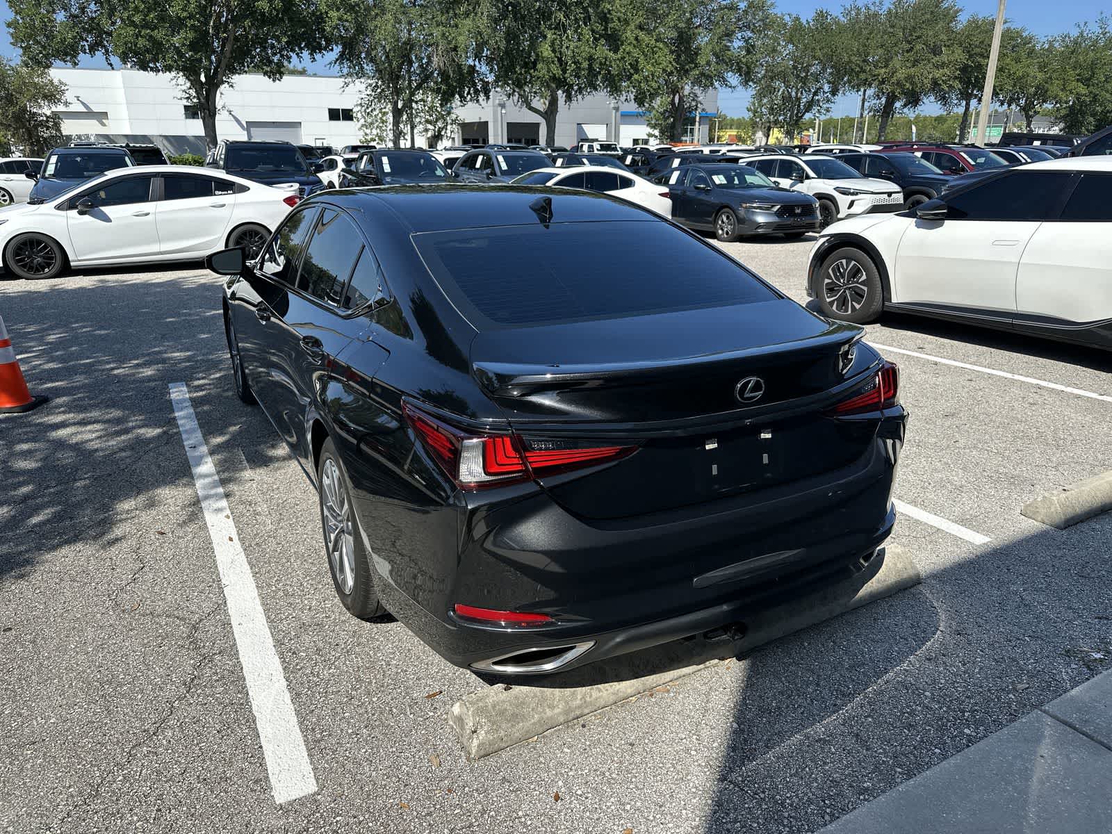 Thumbnail: 2022 Lexus ES - 4