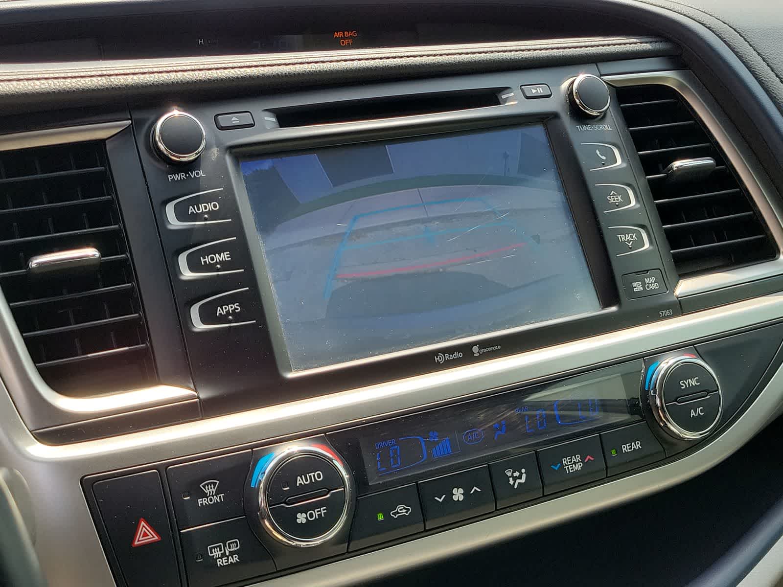 Thumbnail: 2015 Toyota Highlander - 21