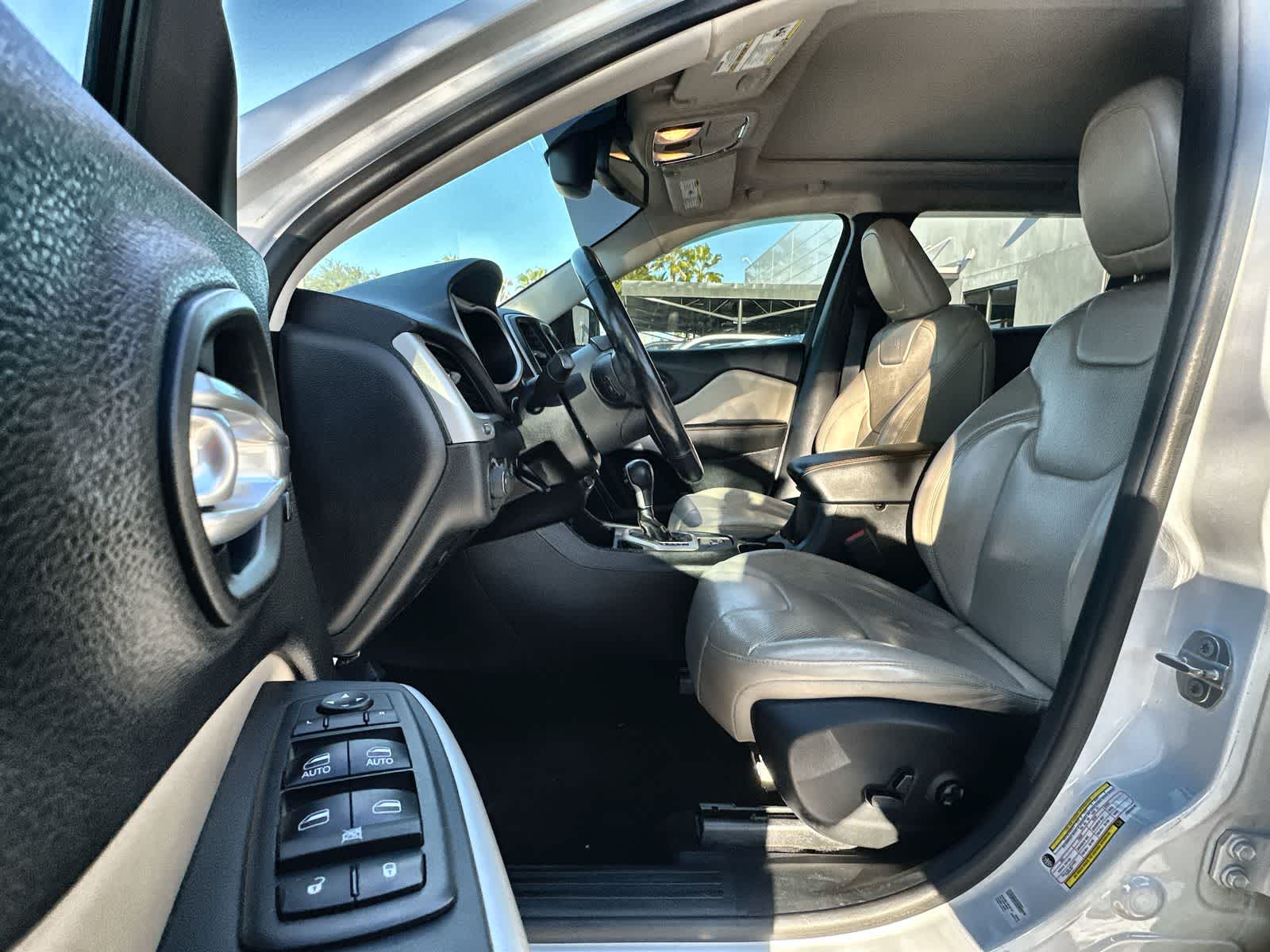 Thumbnail: 2018 Jeep Cherokee - 11