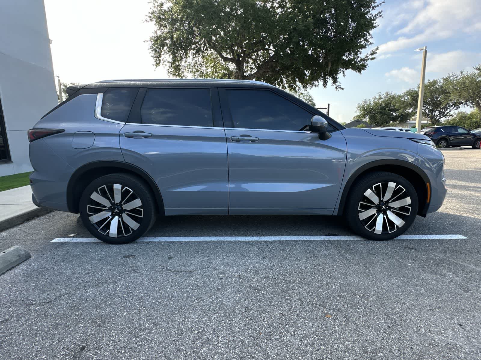Thumbnail: 2025 Mitsubishi Outlander - 10