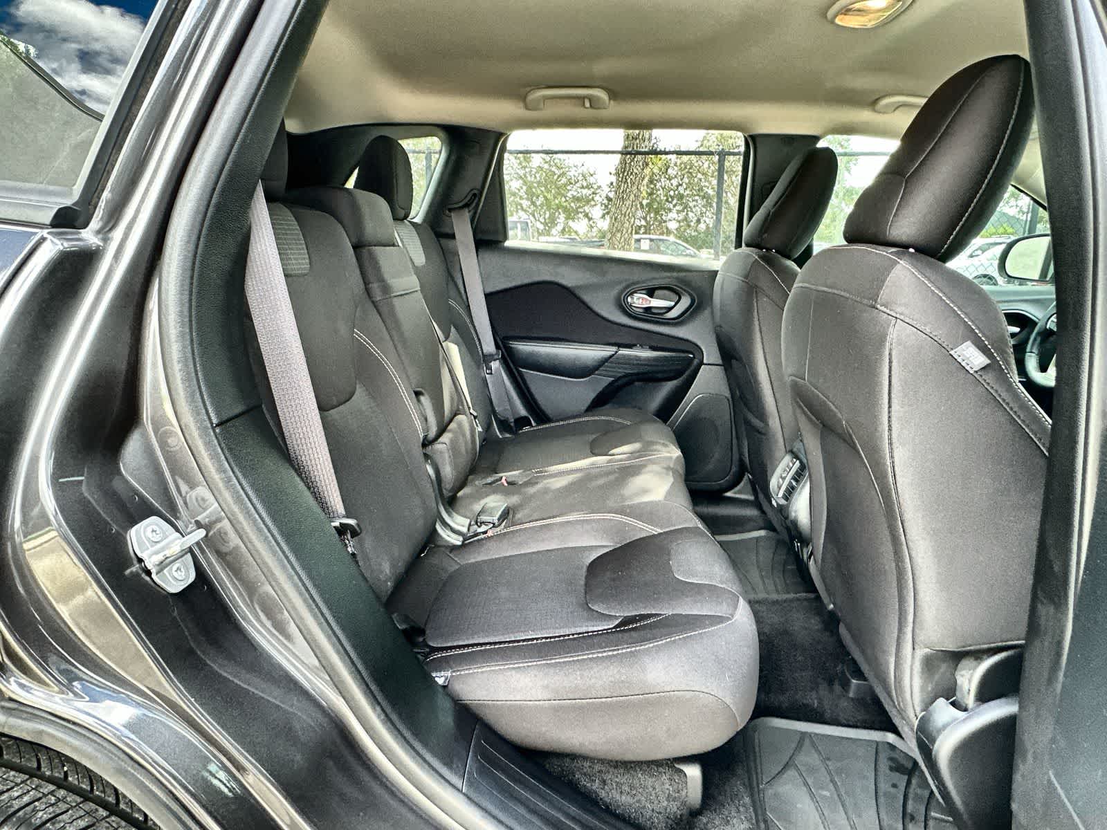 Thumbnail: 2016 Jeep Cherokee - 19