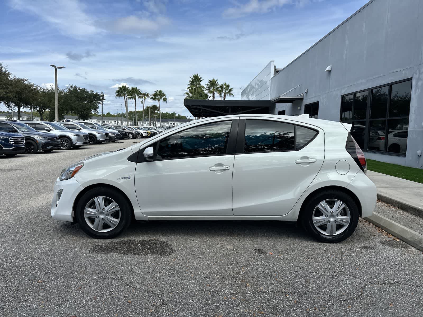 Thumbnail: 2015 Toyota Prius c - 3