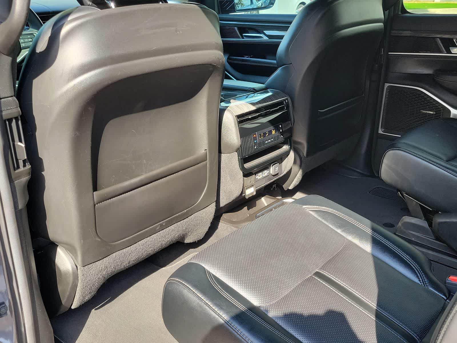 Thumbnail: 2022 Jeep Wagoneer - 10
