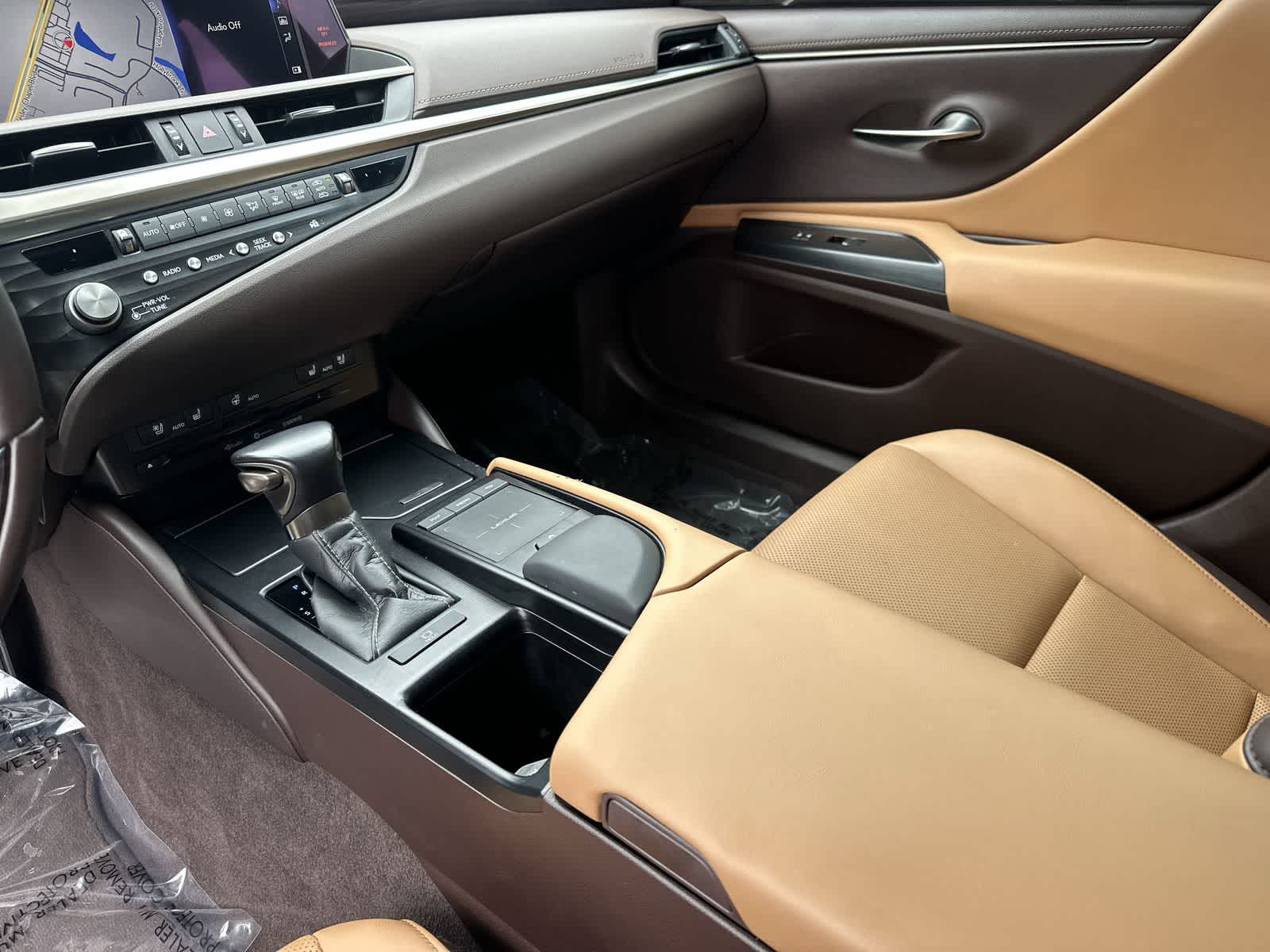 Thumbnail: 2021 Lexus ES - 21