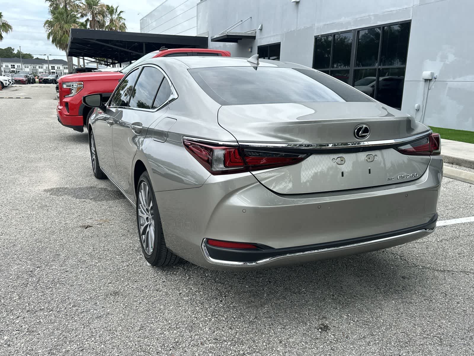 Thumbnail: 2021 Lexus ES - 5
