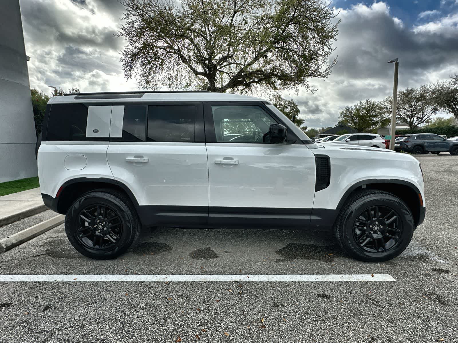 Thumbnail: 2023 Land Rover Defender - 10