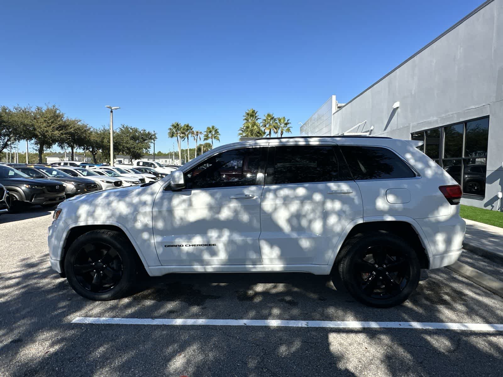 Thumbnail: 2015 Jeep Grand Cherokee - 4