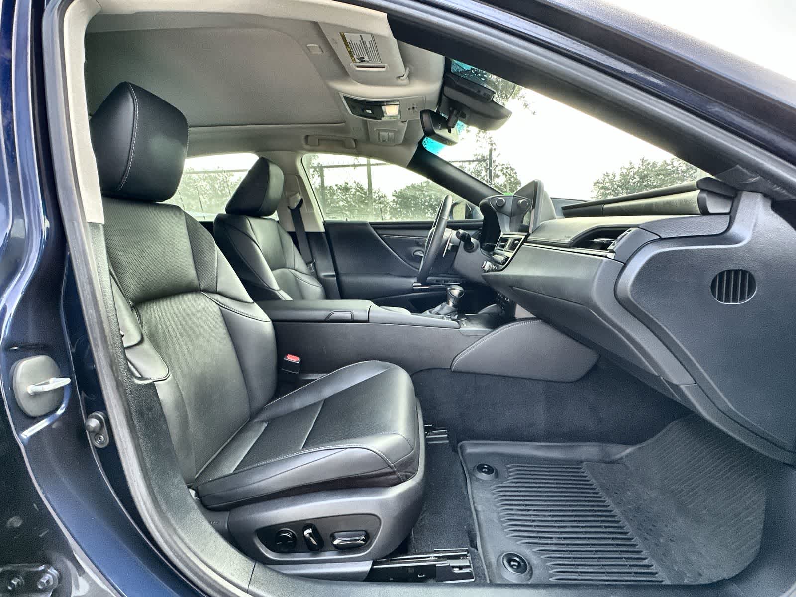 Thumbnail: 2022 Lexus ES - 14