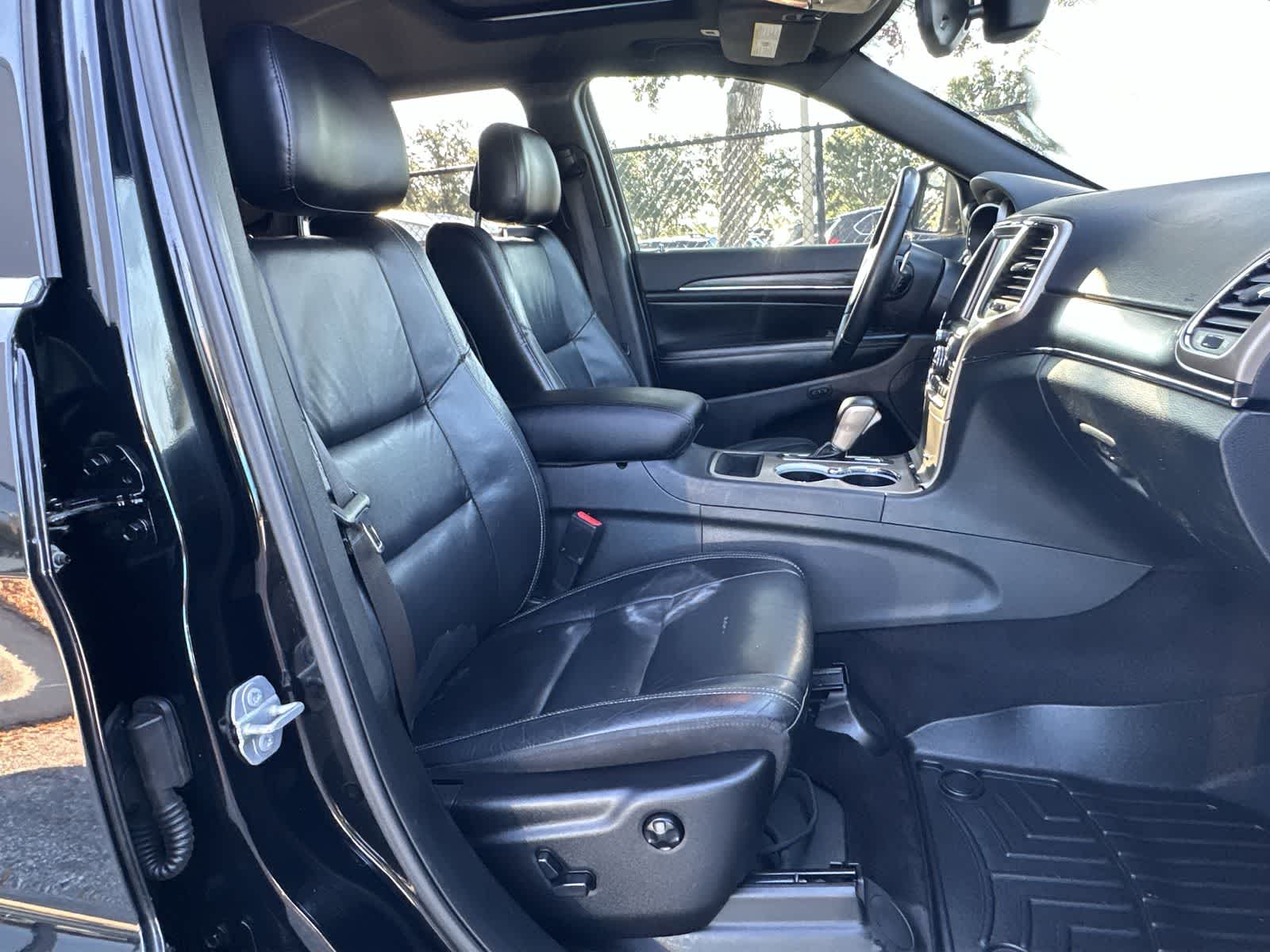 Thumbnail: 2017 Jeep Grand Cherokee - 14
