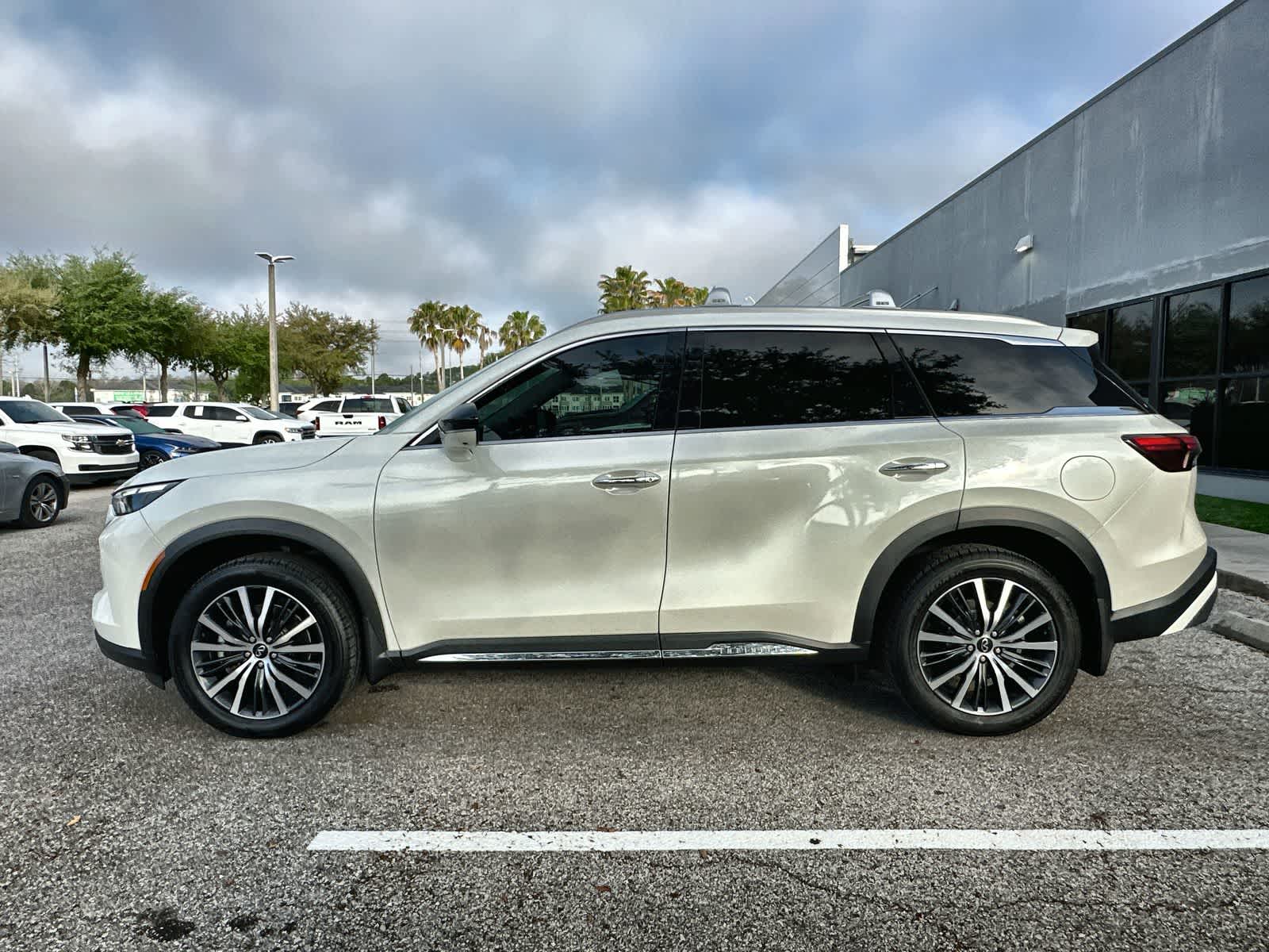 Thumbnail: 2023 INFINITI QX60 - 5