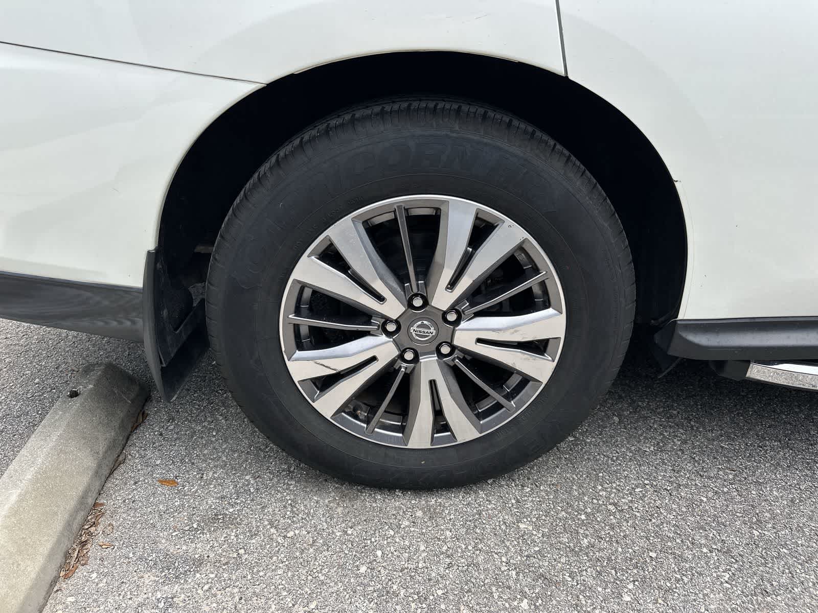 2019 Nissan Pathfinder SL 8