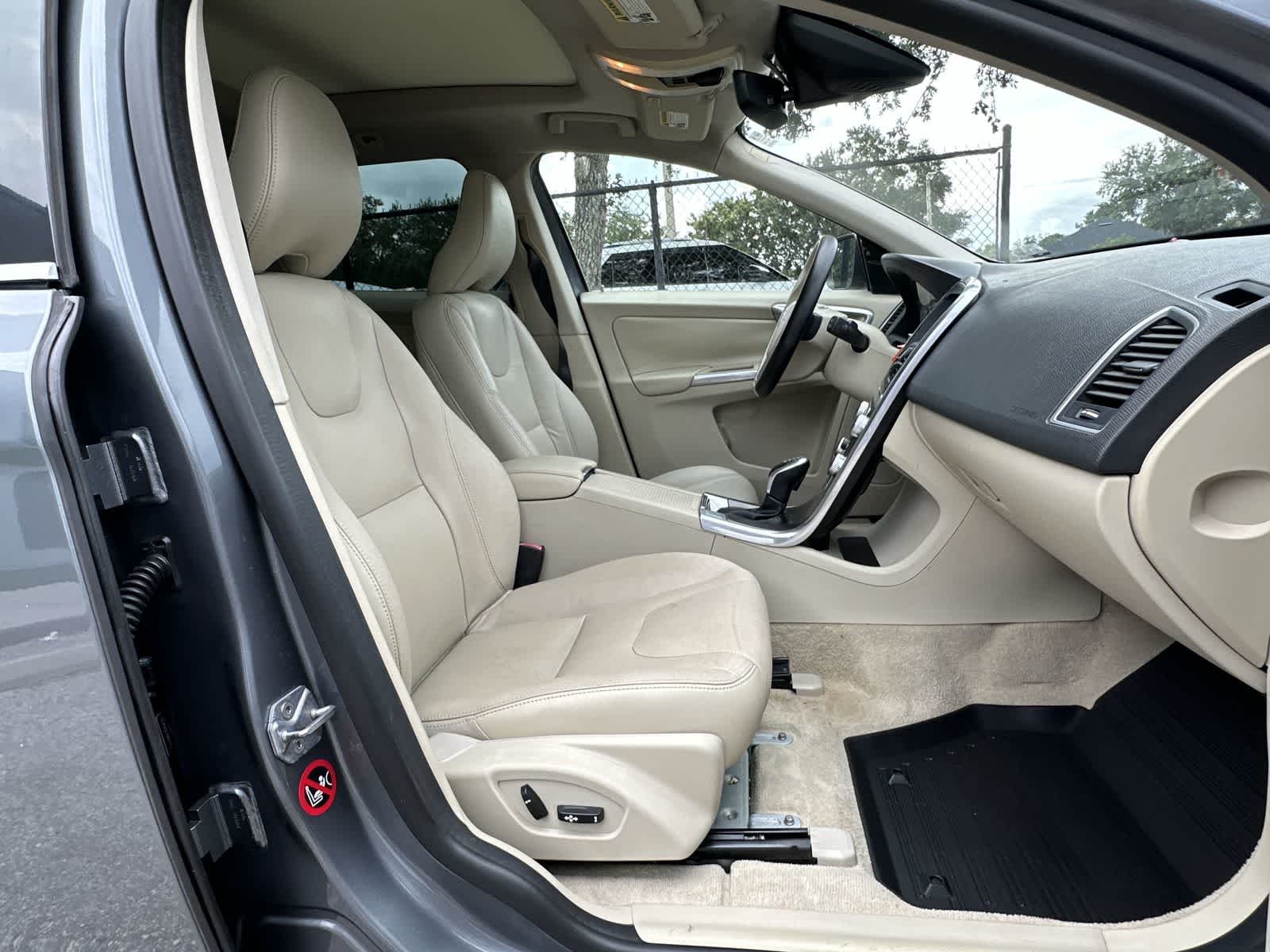 Thumbnail: 2016 Volvo XC60 - 14