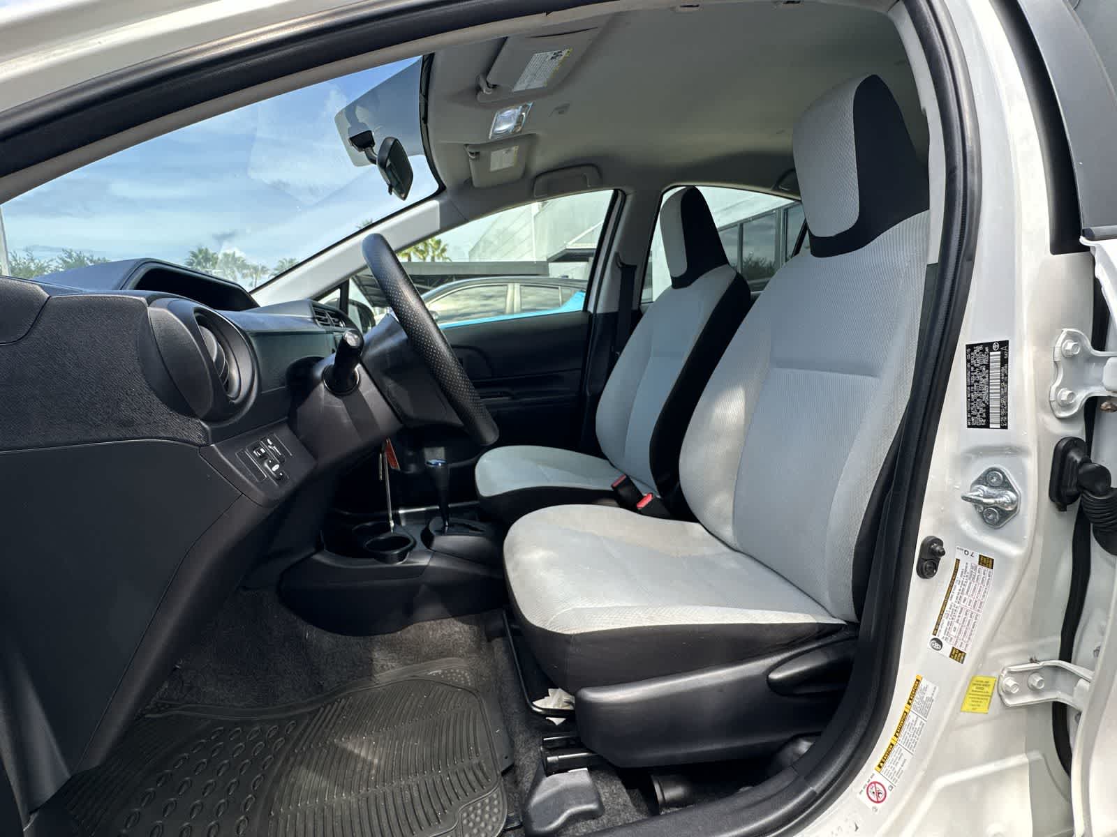 Thumbnail: 2015 Toyota Prius c - 10