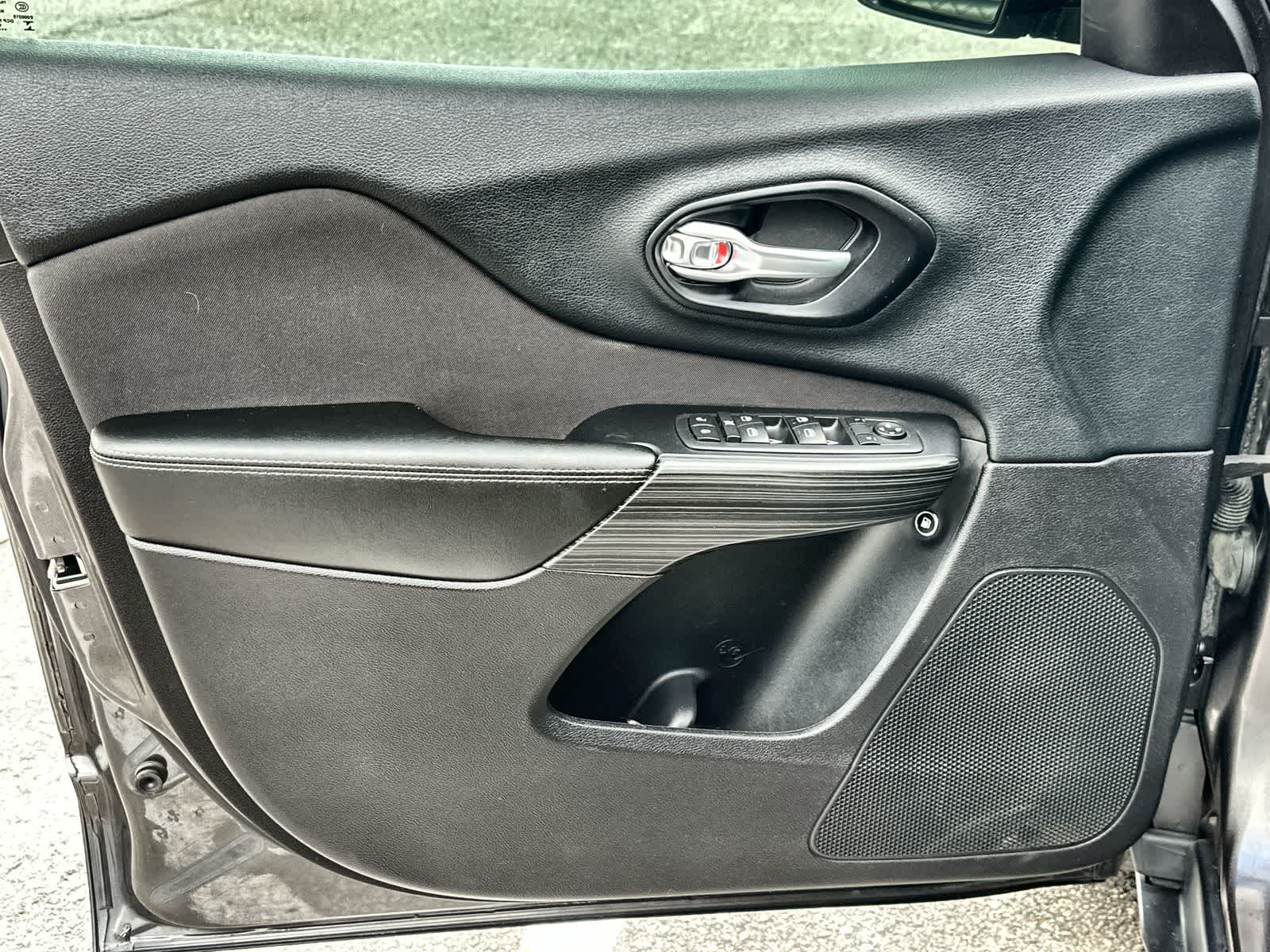 Thumbnail: 2016 Jeep Cherokee - 28