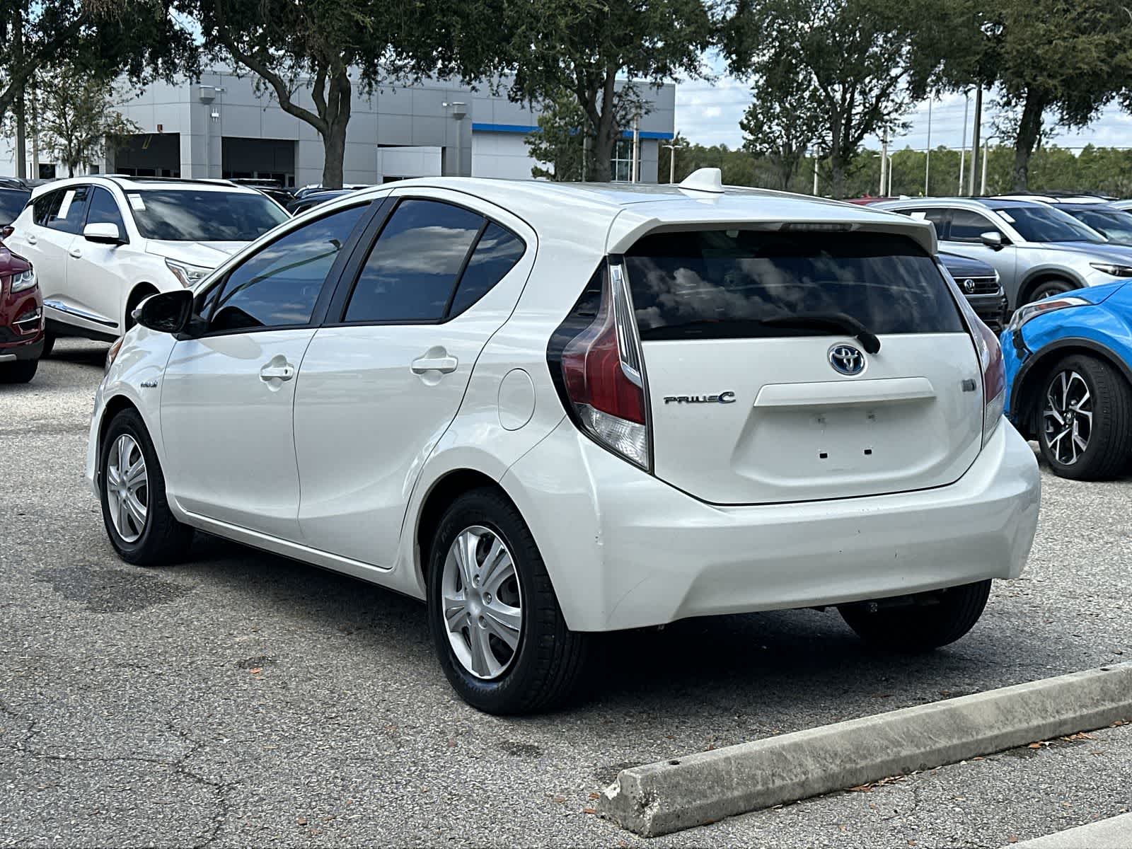 Thumbnail: 2015 Toyota Prius c - 4