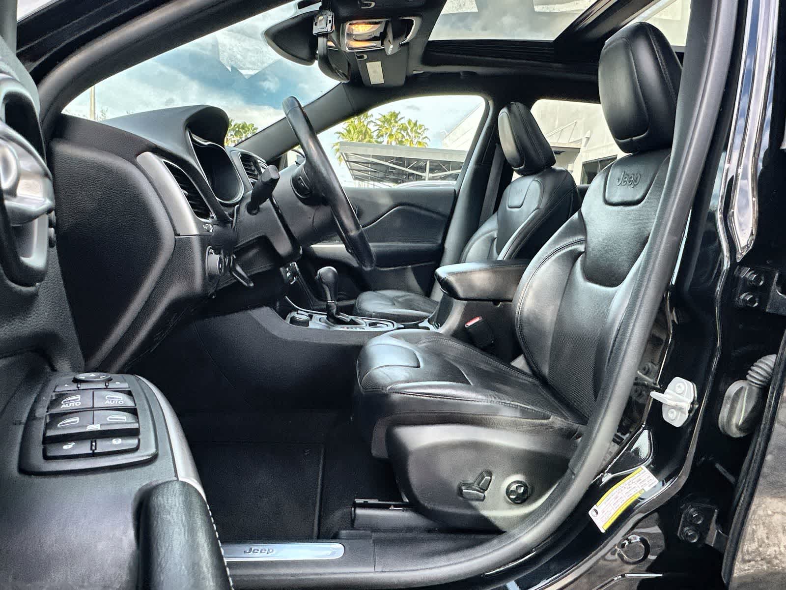 Thumbnail: 2019 Jeep Cherokee - 11